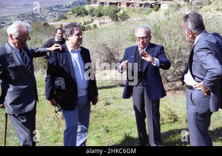 Los Angeles, CA, USA, 1989. Rumänische Emigranten (von links nach rechts): Rechtsanwalt Miron Butariu, Journalistin Aristide Buhoiu, Geschäftsmann Mihai D. Patrichi & Miron Bonca. Im Hintergrund der Schriftsteller Toma George Maiorescu. Stockfoto