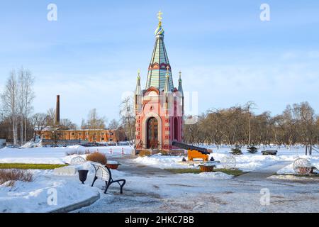 Blick auf die Kapelle der Apostel Petrus und Paulus auf dem Gebiet des Patriot-Parks an einem Januartag. Kronstadt, Russland Stockfoto