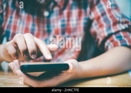 Nahaufnahme eines Mannes mit Mobiltelefon. Stockfoto