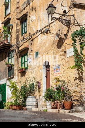 Altes Haus mit Blumentöpfen in der Stadt Monreale in der Nähe von Palermo, Sizilien, Italien Stockfoto