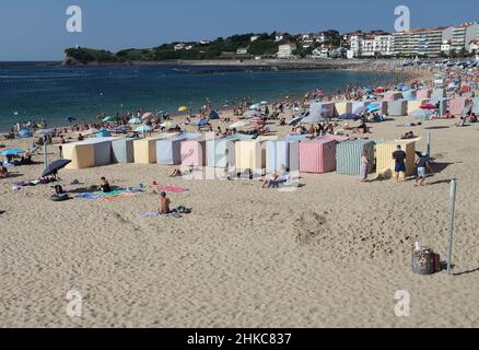 Farbenfrohe, gestreifte Badeläfte am Strand von Grande Plage in St Jean de Luz, Pays Basque, Pyrenees Atlantiques, Frankreich Stockfoto