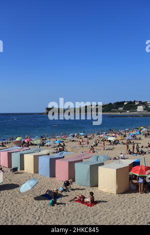 Farbenfrohe, gestreifte Badeläfte am Strand von Grande Plage in St Jean de Luz, Pays Basque, Pyrenees Atlantiques, Frankreich