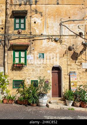 Altes Haus mit Blumentöpfen in der Stadt Monreale in der Nähe von Palermo, Sizilien, Italien Stockfoto