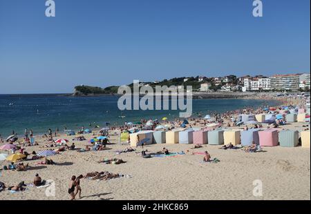 Farbenfrohe, gestreifte Badeläfte am Strand von Grande Plage in St Jean de Luz, Pays Basque, Pyrenees Atlantiques, Frankreich Stockfoto