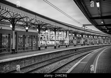 York Bahnhof Plattform mit aufwendigen 19th Jahrhundert Vordächer, die Kurve in diese Entfernung. Ein moderner Warteraum befindet sich auf der anderen Seite der Schienen. Stockfoto