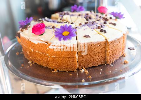 Ein schöner hausgemachter Eisschwammkuchen für den Nachmittagstee in einem englischen Teeladen/ Stockfoto