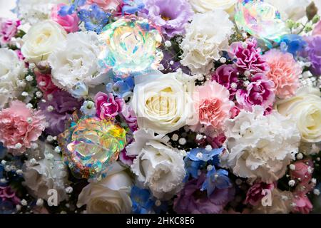 Glitzernde Blumen sind in verschiedenen Blumen versteckt Stockfoto
