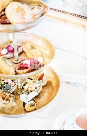 Kuchenständer voller köstlichen Kuchen und Gebäckstücke in einem englischen Teashop. Stockfoto