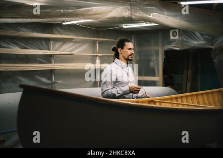 Kanubauer in der Werkstatt neben dem Boot, Kleinbetrieb und Handwerk Stockfoto