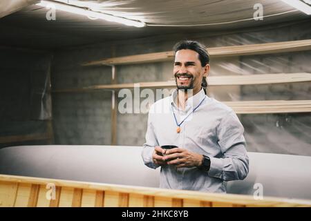 Kanubauer in einer Werkstatt, Portrait eines begeisterten Handwerkers Stockfoto