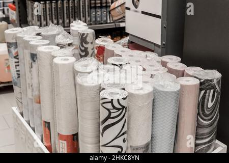 Muster verschiedener Tapetenpapiermaterialien in Rollen für die Wohngestaltung und Innendekoration der Wände des Raumes. Stockfoto