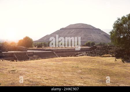 Teotihuacan archäologische Stätte und Sonnenpyramide während eines goldenen Sonnenaufgangs Stockfoto
