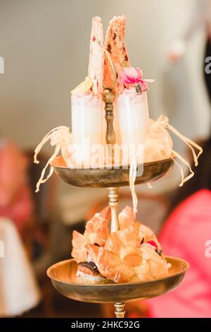 Köstlicher Kuchenstand voller ausgefallener Kuchen und Sandwiches für englischen Nachmittagstee. Stockfoto