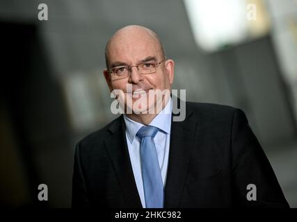 Berlin, Deutschland. 03rd. Februar 2022. Edgar Franke (SPD), Parlamentarischer Staatssekretär im Bundesministerium für Gesundheit. Kredit: Britta Pedersen/dpa-Zentralbild/dpa/Alamy Live Nachrichten Stockfoto