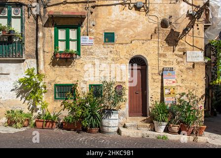 Altes Haus mit Blumentöpfen in der Stadt Monreale in der Nähe von Palermo, Sizilien, Italien Stockfoto