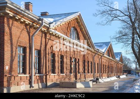 KRONSHTADT, RUSSLAND - 18. JANUAR 2022: Fassade eines alten holländischen Küchengebäudes an einem sonnigen Januartag Stockfoto