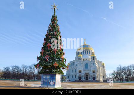 KRONSHTADT, RUSSLAND - 18. JANUAR 2022: Weihnachtsbaum auf dem Ankerplatz an einem sonnigen Januartag Stockfoto