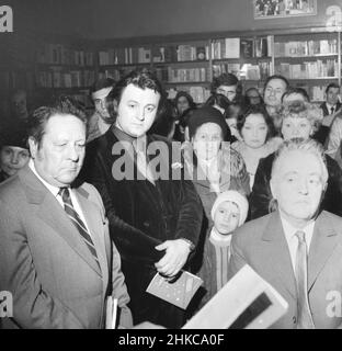 Bukarest, Rumänien, 1977. Autor Eugen Barbu (links) & Dichter Corneliu Vadim Tudor bei der Vorstellung des Bandes 'Epistole vieneze' von letzterem. Stockfoto