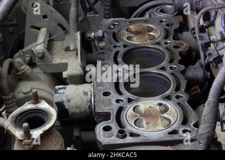 4 Zylinder des Automotors in Öl, der Motor während der Reparatur zerlegt. Stockfoto