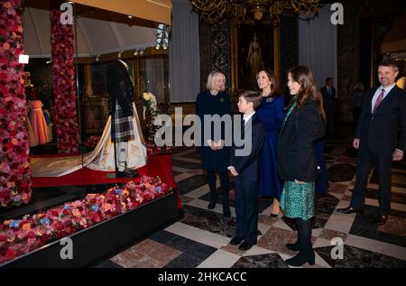 Kronprinz Frederik, Kronprinzessin Mary, Prinzessin Isabella, Prinz Vincent und Prinzessin Josephine von Dänemark im Schloss Frederiksborg in Hillerod eröffnet am 03. Februar 2022 die Kronprinzessin im Museum für Nationalgeschichte die Ausstellung HRH Kronprinzessin Mary 1972 – 2022, Was über die persönliche Geschichte und Bedeutung der Kronprinzessin für das dänische Königshaus erzählt, wird auch ein neues Porträt ihrer Königlichen Hoheit enthüllt, anlässlich des Geburtstages der Kronprinzessin 50th am 05-02-2022 Foto: Albert Nieboer/Netherlands OUT/Point de Vue OUT Stockfoto