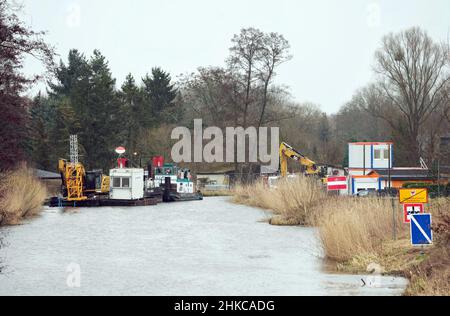 02. Februar 2022, Brandenburg, Oranienburg: Baumaschinen stehen auf der Baustelle der Friedensthaler Schleuse an der Havel. Nach Angaben der Stadt handelt es sich bei der aktuellen Rekonstruktion der Schleuse, die 1879 erbaut und 1959 stillgelegt wurde, um ein einzigartig umfangreiches Infrastrukturprojekt, das im vergangenen Jahr mit der Räumung von Sprengkörpern begonnen hatte. Nach dem Abriss soll bis Herbst 2023 eine komplett neue Schleuse gebaut werden. Damit wird der Hafen von Oranienburg mit den Ruppiner Gewässern verbunden, was insbesondere dem Wassertourismus zugute kommen soll. Foto: Soeren Sache/dpa-Zentralbild/ZB Stockfoto