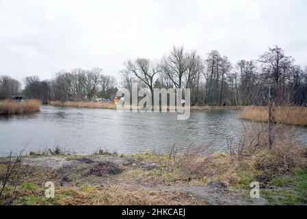 02. Februar 2022, Brandenburg, Oranienburg: Am Kanalübergang Oranienburg kreuzen sich kurz vor der Baustelle der Friedensthaler Schleuse die Havel und der Oranienburger Kanal. Nach Angaben der Stadt handelt es sich bei der aktuellen Rekonstruktion der Schleuse, die 1879 erbaut und 1959 stillgelegt wurde, um ein einzigartig umfangreiches Infrastrukturprojekt, das im vergangenen Jahr mit der Räumung von Sprengkörpern begonnen hatte. Nach dem Abriss soll bis Herbst 2023 eine komplett neue Schleuse gebaut werden. Damit wird der Hafen von Oranienburg mit den Ruppiner Gewässern verbunden, was insbesondere dem Wassertourismus zugute kommen soll. Foto: So Stockfoto