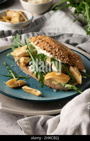 Hausgemachte Sandwiches mit frischem Käse, Rucola und Pilzen Stockfoto