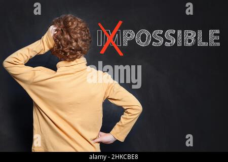Denkendes Kind auf Kreidetafel Hintergrund mit Text möglich Stockfoto