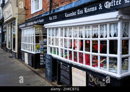 Malerisches historisches Vintage-Geschäft und Teestube Business (Schaufenster, Tafeln und Schilder, die draußen werben) - Knaresborough, North Yorkshire, England, Großbritannien. Stockfoto