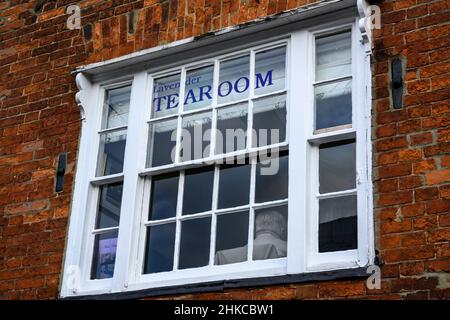 Malerisches historisches Vintage-Teestube außen (Glasscheiben & Kunde sitzt im Stuhl, zurück zum Schiebefenster) - Knaresborough, North Yorkshire, England, Großbritannien Stockfoto