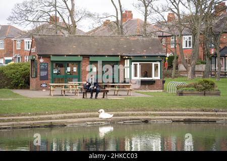 Kleines Café mit Terrasse am See, im Paddy Freeman's Park, in High Heaton, Newcastle upon Tyne, Großbritannien Stockfoto