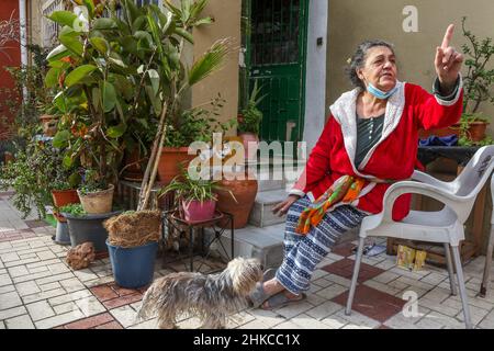 3. Februar 2022: 3. Februar 2022 (Malaga) Abanico Solidario stoppt Räumung in Santa Julia Francisco Ãlvarez, Gründer des Vereins Abanico Solidario, hat eine Vereinbarung mit dem Anwalt des Eigentümers getroffen und die Räumung eines Mieters in der Nachbarschaft von Santa Julia (Cruz del Humilladero) gestoppt. Santi, eine 59-jährige Frau, öffnet die Tür zu ihrem Haus im Viertel Santa Julia (Cruz del Humilladero). Heute gibt es eine Mitteilung, sie wegen nicht-Zahlung der Miete zu vertreiben. 'Komm und sieh es dir an. Ich habe einen Beutel voller Rattenkot, nachts höre ich sie hinter der Wand nagen und da' Stockfoto