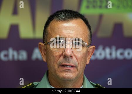 Kolumbiens großer Polizeigeneral Jorge Luis Vargas spricht live auf einer Pressekonferenz während des Internationalen Anti-Drogen-Kongresses in Cartagena, Kolumbien, am 22. Februar 2022. Kolumbien markiert eine neue Strategie gegen den Drogenhandel im Rahmen der „Esmeralda“-Strategie. Stockfoto