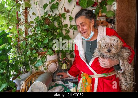 3. Februar 2022: 3. Februar 2022 (Malaga) Abanico Solidario stoppt Räumung in Santa Julia Francisco Ãlvarez, Gründer des Vereins Abanico Solidario, hat eine Vereinbarung mit dem Anwalt des Eigentümers getroffen und die Räumung eines Mieters in der Nachbarschaft von Santa Julia (Cruz del Humilladero) gestoppt. Santi, eine 59-jährige Frau, öffnet die Tür zu ihrem Haus im Viertel Santa Julia (Cruz del Humilladero). Heute gibt es eine Mitteilung, sie wegen nicht-Zahlung der Miete zu vertreiben. 'Komm und sieh es dir an. Ich habe einen Beutel voller Rattenkot, nachts höre ich sie hinter der Wand nagen und da' Stockfoto