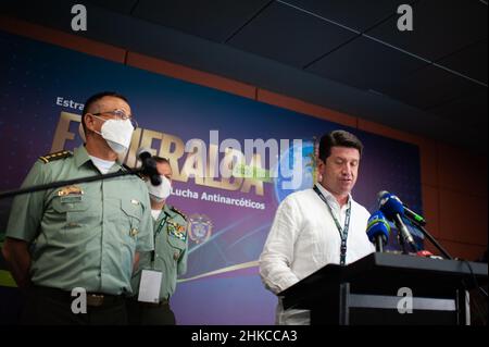 Der kolumbianische Verteidigungsminister Diego Molano (rechts) und der Generalmajor der Polizei Jorge Luis Vargas sprechen auf einer Live-Pressekonferenz während des Internationalen Anti-Drogen-Kongresses in Cartagena, Kolumbien, am 22. Februar 2022. Kolumbien markiert eine neue Strategie gegen den Drogenhandel im Rahmen der „Esmeralda“-Strategie. Stockfoto