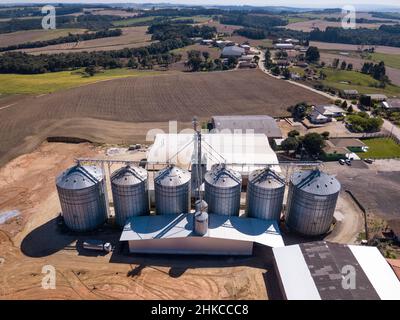 Schöne Drohne Luftaufnahme von landwirtschaftlichen Silos, um Soja und Mais auf Farm in Brasilien zu speichern. Konzept der Landwirtschaft, Wirtschaft, ländliche Landschaft. Stockfoto