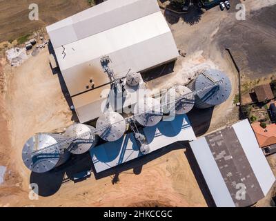 Schöne Drohne Luftaufnahme von landwirtschaftlichen Silos, um Soja und Mais auf Farm in Brasilien zu speichern. Konzept der Landwirtschaft, Wirtschaft, ländliche Landschaft. Stockfoto