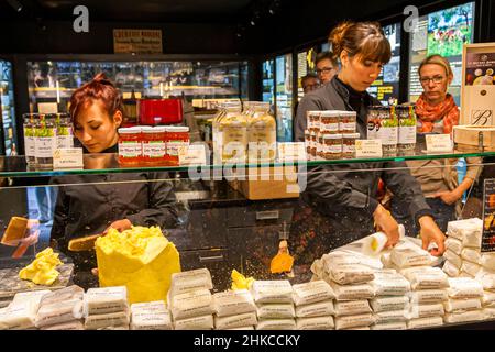 Im Maison du Beurre können die Kunden beobachten, wie die Butter geschurnt wird. Verschiedene Arten von Butter werden ebenfalls aromatisiert verkauft. Maison du Beurre Bordier, Saint-Malo, Frankreich Stockfoto