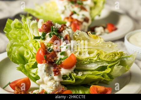 Hausgemachter gesunder Iceberg Wedge Salat mit Blauschimmelkäse-Dressing Stockfoto
