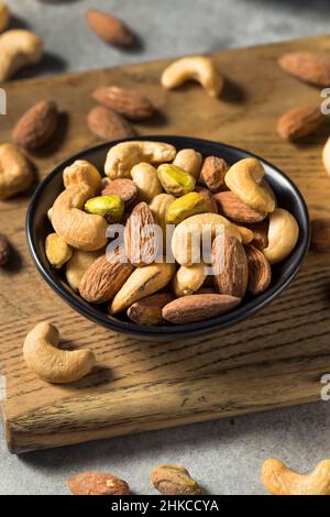 Geröstete salzige, sortierte Nuss Mischung mit Cashewkernen und Mandeln Stockfoto