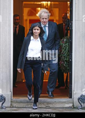 Aktenfoto vom 15/12/2020 von Premierminister Boris Johnson, der mit Munira Mirza, Direktorin der Nummer 10 Policy Unit, aus seinem offiziellen Wohnsitz in der Londoner Downing Street, ging, der zurückgetreten ist, nachdem sich der Premierminister nicht für die Verwendung einer "currilous" Verleumdung von Jimmy Savile gegen Sir Keir Starmer entschuldigt hat. Ausgabedatum: Donnerstag, 3. Februar 2022. Stockfoto