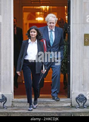 Aktenfoto vom 15/12/2020 von Premierminister Boris Johnson, der mit Munira Mirza, Direktorin der Nummer 10 Policy Unit, aus seinem offiziellen Wohnsitz in der Londoner Downing Street, ging, der zurückgetreten ist, nachdem sich der Premierminister nicht für die Verwendung einer "currilous" Verleumdung von Jimmy Savile gegen Sir Keir Starmer entschuldigt hat. Ausgabedatum: Donnerstag, 3. Februar 2022. Stockfoto