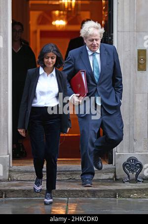 Aktenfoto vom 15/12/2020 von Premierminister Boris Johnson, der mit Munira Mirza, Direktorin der Nummer 10 Policy Unit, aus seinem offiziellen Wohnsitz in der Londoner Downing Street, ging, der zurückgetreten ist, nachdem sich der Premierminister nicht für die Verwendung einer "currilous" Verleumdung von Jimmy Savile gegen Sir Keir Starmer entschuldigt hat. Ausgabedatum: Donnerstag, 3. Februar 2022. Stockfoto