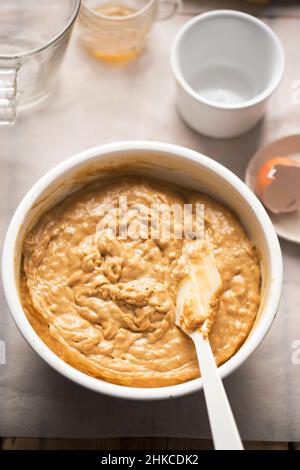 Zubereitung des Bananenbrotteigs. Mit Bananen, Mehl, Eiern, Ahornsirup, braunem Zucker, Zimt Stockfoto