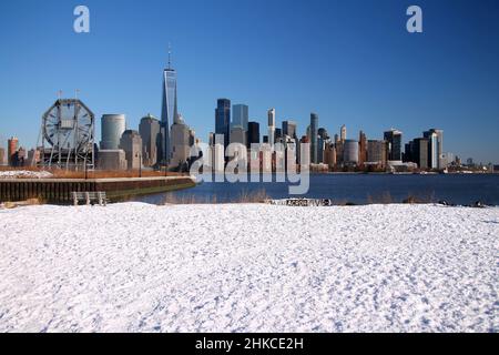 Downtown Manhattan mit Winterschnee auf dem Boden, aufgenommen vom Liberty State Park in Jersey City Stockfoto