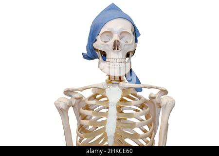 Skelett eines Mannes in einem blauen Bandana isoliert auf weißem Hintergrund. Hochwertige Fotos Stockfoto