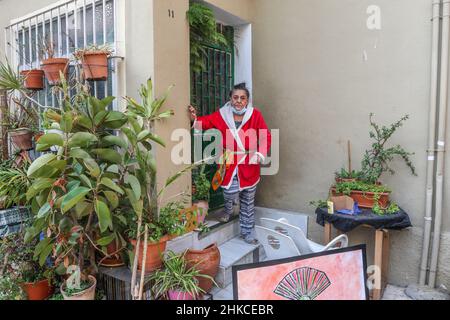 3. Februar 2022: 3. Februar 2022 (Malaga) Abanico Solidario stoppt Räumung in Santa Julia Francisco Ãlvarez, Gründer des Vereins Abanico Solidario, hat eine Vereinbarung mit dem Anwalt des Eigentümers getroffen und die Räumung eines Mieters in der Nachbarschaft von Santa Julia (Cruz del Humilladero) gestoppt. Santi, eine 59-jährige Frau, öffnet die Tür zu ihrem Haus im Viertel Santa Julia (Cruz del Humilladero). Heute gibt es eine Mitteilung, sie wegen nicht-Zahlung der Miete zu vertreiben. 'Komm und sieh es dir an. Ich habe einen Beutel voller Rattenkot, nachts höre ich sie hinter der Wand nagen und da' Stockfoto