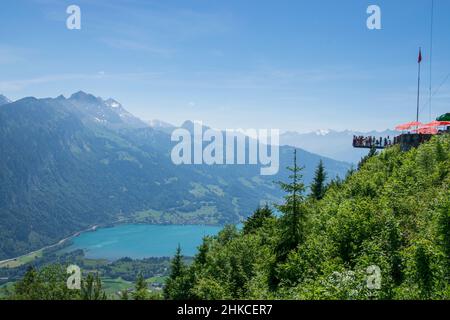 Tolle Luftaufnahme von der Stadt und der Natur vom Gipfel von Interlaken, Harder Kulm Stockfoto