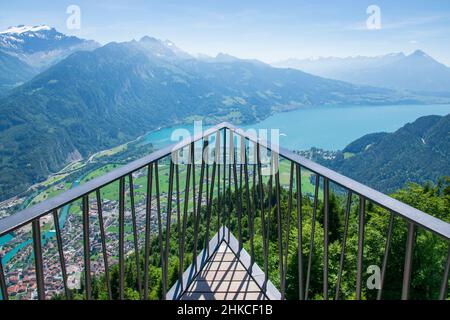 Tolle Luftaufnahme von der Stadt und der Natur vom Aussichtspunkt, dem Gipfel von Interlaken, Harder Kulm Stockfoto