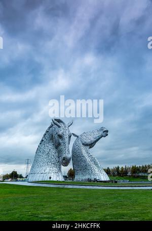 Die Kelpies - eine Skulptur eines Paares riesiger metallischer Silberpferdeköpfe in Falkirk, Schottland Stockfoto